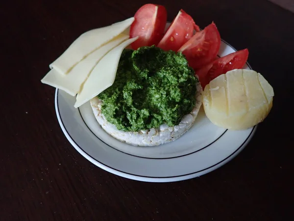 Licht Gezond Dieet Rond Rijstbrood Met Groene Basilicum Pesto — Stockfoto