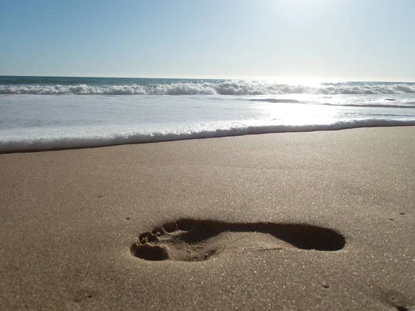 След Песчаном Пляже Рядом Океаном — стоковое фото