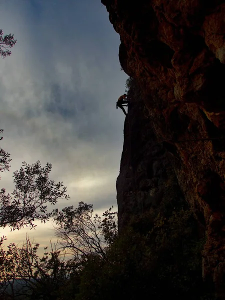 Silueta Escalador Sobre Una Roca Colgante Atardecer —  Fotos de Stock