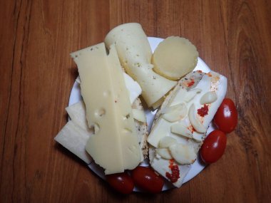 Basit bir atıştırmalık taze ekmek ile domatesli bir tabakta peynir