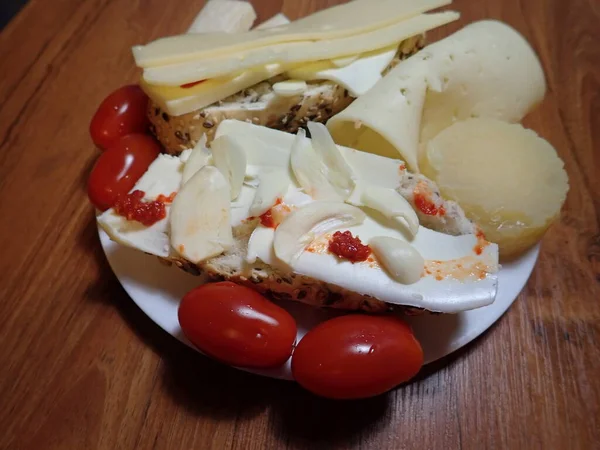 Απλό Σνακ Φρέσκο Ψωμί Τυρί Πιάτο Ντομάτες — Φωτογραφία Αρχείου