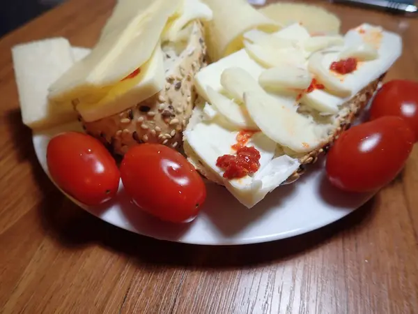 Basit Bir Atıştırmalık Taze Ekmek Ile Domatesli Bir Tabakta Peynir — Stok fotoğraf