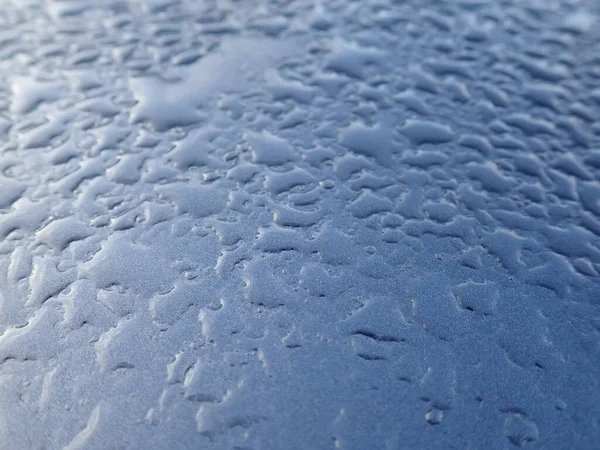 Detail Von Morgentau Wassertropfen Auf Schwarzer Metallischer Oberfläche — Stockfoto