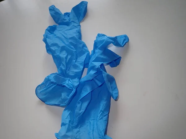蓝色橡胶手套保护双手不受感染 — 图库照片