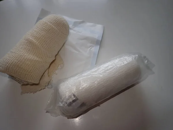 Yaraları Kapatmak Için Steril Tıbbi Tekstil Bandajı — Stok fotoğraf
