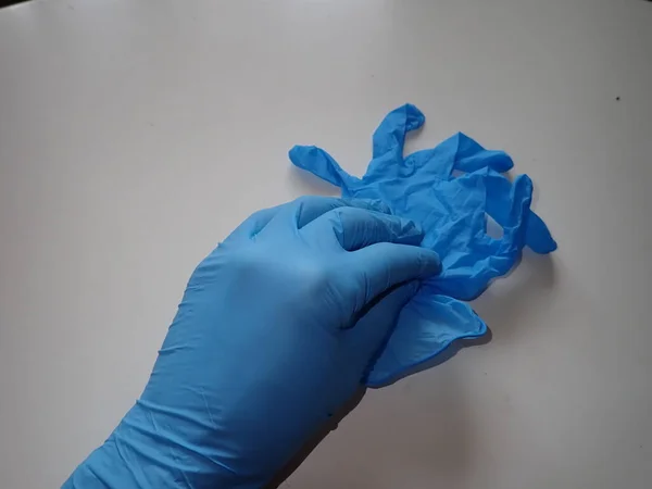Blå Gummihandskar Som Skyddar Händerna Mot Infektion — Stockfoto
