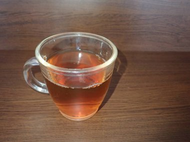 Bardakta basit bir sıcak çay.