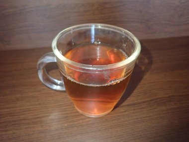 Bardakta basit bir sıcak çay.