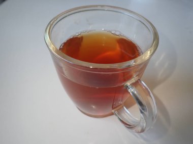 Bardakta basit bir sıcak çay.