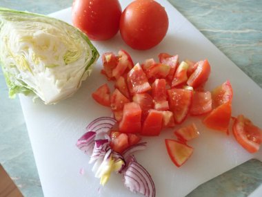 Salata için taze ve sağlıklı sebzeler.