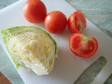 Salata için taze ve sağlıklı sebzeler.