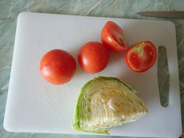 Čerstvá Zdravá Zelenina Salát Řezací Desce — Stock fotografie