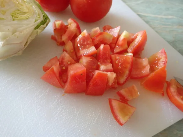 まな板の上のサラダ用の新鮮な健康野菜 — ストック写真