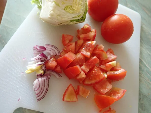 Verduras Frescas Saludables Para Ensalada Una Tabla Cortar —  Fotos de Stock