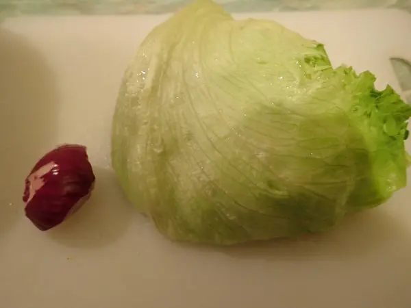 Frisches Gesundes Gemüse Für Den Salat Auf Dem Schneidebrett — Stockfoto