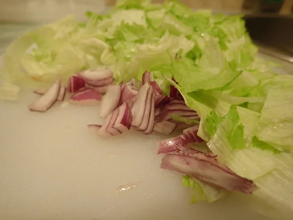 Friss Egészséges Zöldségek Salátához Vágódeszkán — Stock Fotó