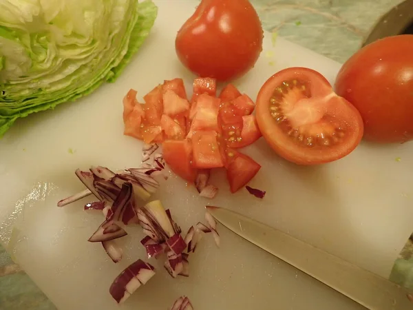 Frisches Gesundes Gemüse Für Den Salat Auf Dem Schneidebrett — Stockfoto