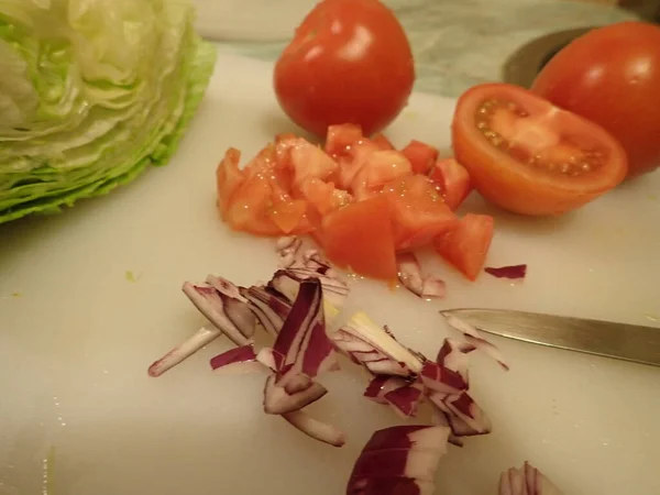 Frisches Gesundes Gemüse Für Den Salat Auf Dem Schneidebrett — Stockfoto