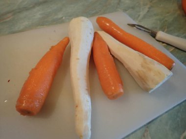 Mutfakta ev yapımı çorba pişirmek için taze sebze.