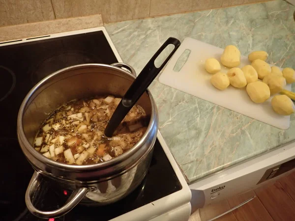 부엌에서 수프를 요리할 수있는 — 스톡 사진