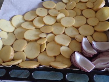 Mutfakta ev yapımı patates cipsi hazırlıyorum.