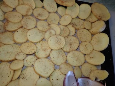 Mutfakta ev yapımı patates cipsi hazırlıyorum.