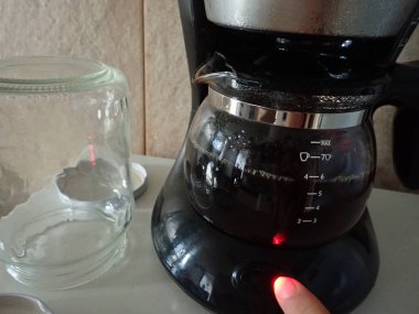 Basit bir makinede ev yapımı taze kahve.