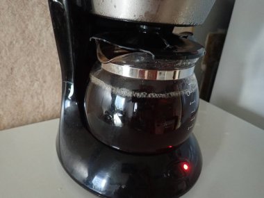 Basit bir makinede ev yapımı taze kahve.