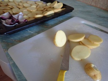 Mutfakta ev yapımı patates cipsi hazırlıyorum.