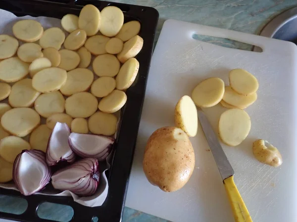 Dapur Mempersiapkan Camilan Keripik Kentang Buatan Sendiri — Stok Foto