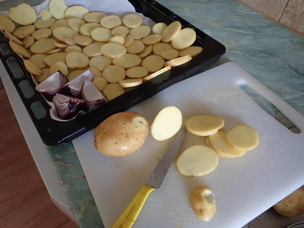 Приготовление Домашней Закуски Картофельных Чипсов — стоковое фото
