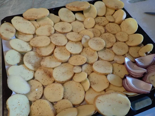 Приготовление Домашней Закуски Картофельных Чипсов — стоковое фото