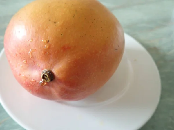 お皿の上のマンゴーフルーツの詳細 — ストック写真