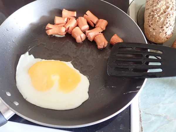 Matlagning Ett Hemlagat Ägg Och Korv Frukost — Stockfoto