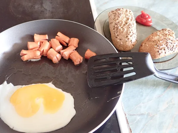 Memasak Dari Telur Buatan Sendiri Dan Sarapan Sosis — Stok Foto