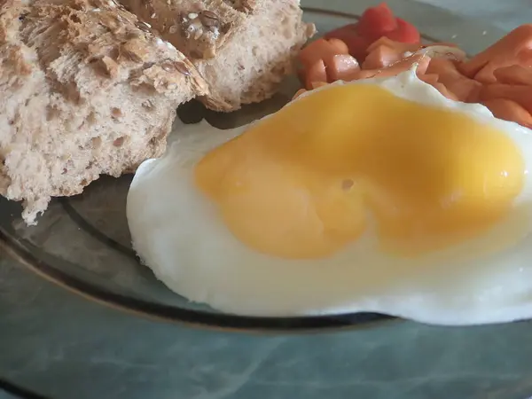 Matlagning Ett Hemlagat Ägg Och Korv Frukost — Stockfoto