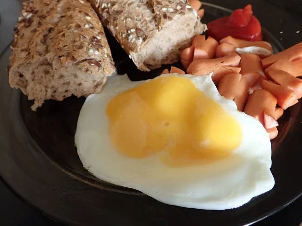 Μαγείρεμα Ενός Σπιτικού Πρωινού Αυγά Και Λουκάνικα — Φωτογραφία Αρχείου