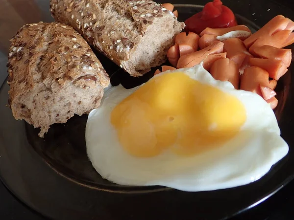 Matlagning Ett Hemlagat Ägg Och Korv Frukost — Stockfoto