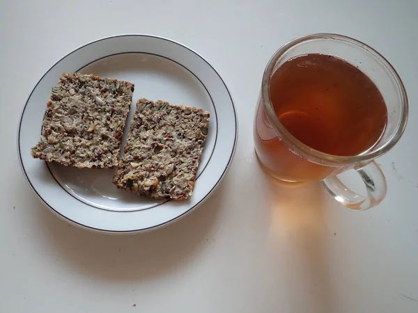 Einfaches Frühstück Mit Vollkornbrot Auf Dem Tisch — Stockfoto