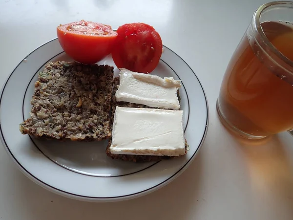 Einfaches Frühstück Mit Vollkornbrot Auf Dem Tisch — Stockfoto