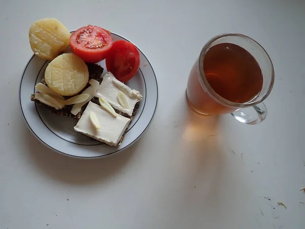 Einfaches Frühstück Mit Vollkornbrot Auf Dem Tisch — Stockfoto