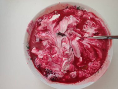 Süslü beyaz kasede kremalı böğürtlenli basit bir atıştırma.