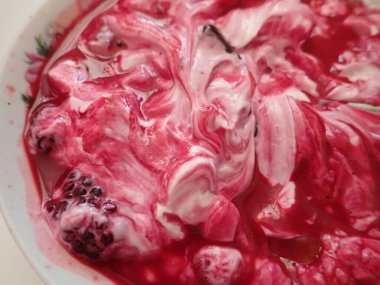 Süslü beyaz kasede kremalı böğürtlenli basit bir atıştırma.