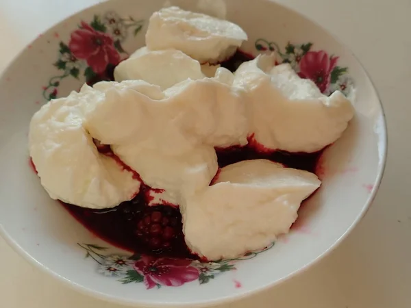 Aperitivo Sencillo Con Moras Con Crema Tazón Blanco Decorado Servido — Foto de Stock