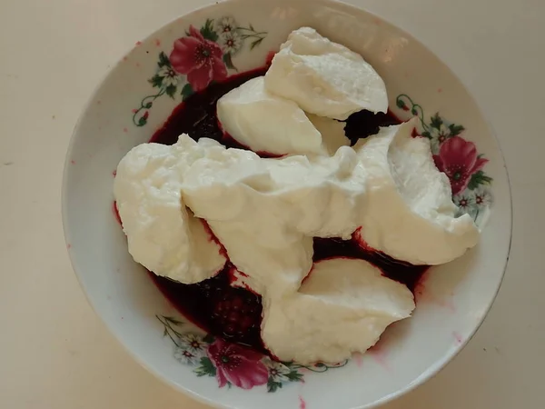 简单的小吃 用奶油加白色装饰碗供应黑莓 — 图库照片