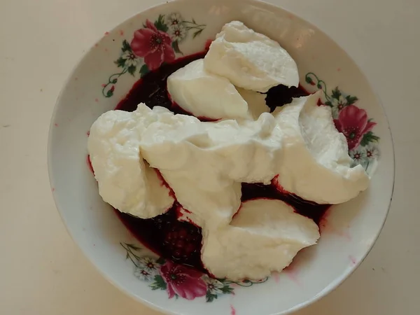 Aperitivo Sencillo Con Moras Con Crema Tazón Blanco Decorado Servido — Foto de Stock