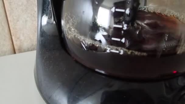 Hausgemachter Kaffee Frisch Gebrüht Einer Einfachen Maschine — Stockvideo
