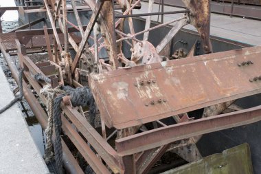 Nehirde paslı bir tekne motoru tekerleği