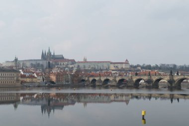 Vltava Nehri üzerinde Charles Bridge ile Prag Kalesi Panoraması