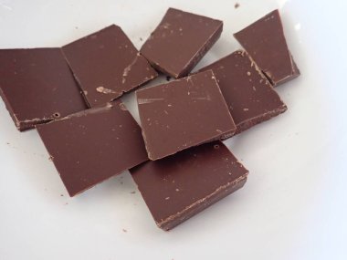 Mutfakta ev yapımı çikolatalı pasta hazırlama süreci.